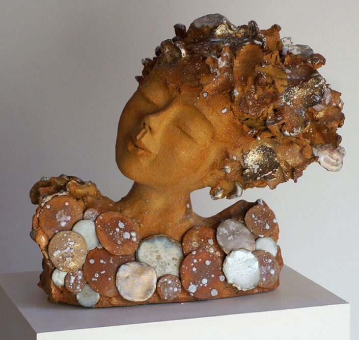 Sculpture de grès roux de Laurence Morisse Le siffleur